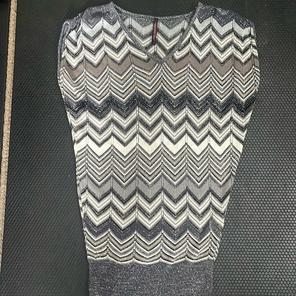 Metallic gray zigzag top/tunic - Picture 1 of 6